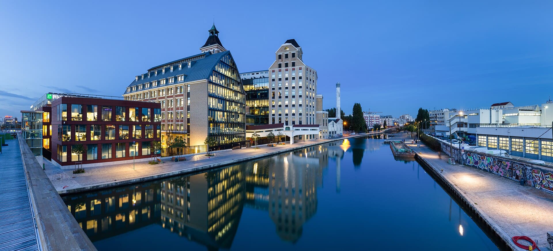 Les Grands Moulins de Pantin au bord du canal de l'Ourcq